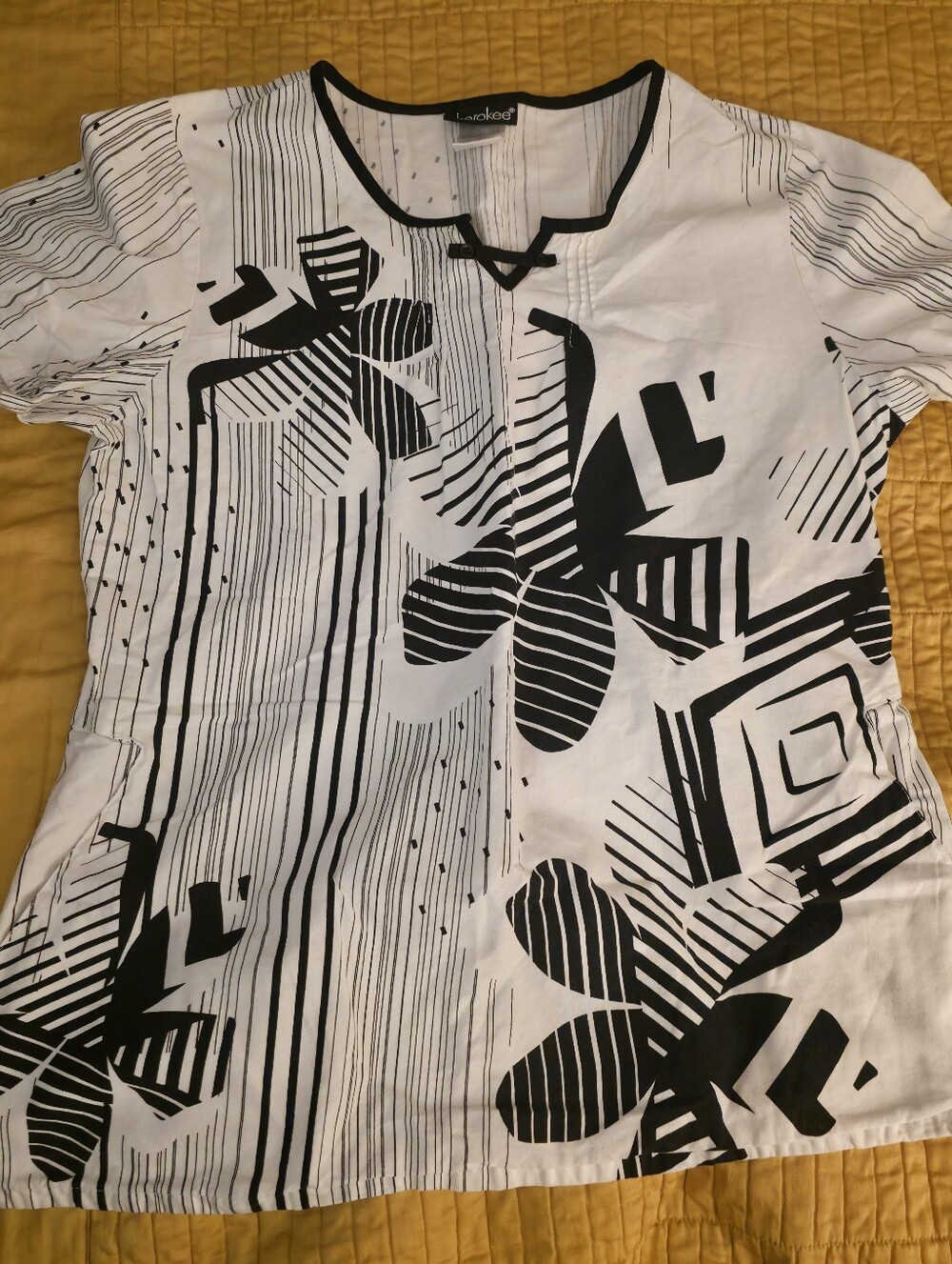 Cherokee Black And White Abstract Designed Scrub Top Size Large